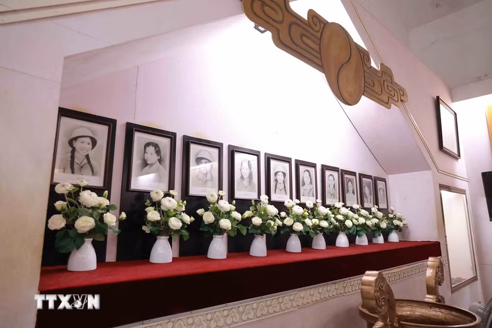 Hình ảnh chân dung 10 cô gái Ngã ba Đồng Lộc được trưng bày trang trọng tại Nhà truyền thống trong Khu di tích. (Ảnh: Hữu Quyết/TTXVN)