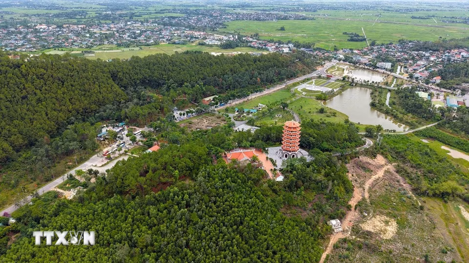 Những ngày tháng Bảy lịch sử, dòng người từ khắp mọi miền đất nước lại tìm về Khu di tích lịch sử Quốc gia đặc biệt Ngã ba Đồng Lộc, xã Đồng Lộc, tỉnh Hà Tĩnh, để dâng hương, tưởng niệm các anh hùng liệt sỹ. (Ảnh: Hữu Quyết/TTXVN)