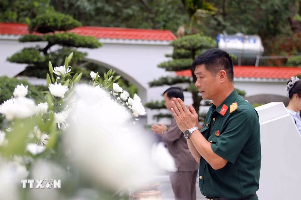Du khách thành kính dâng hương tại Khu mộ 10 nữ Anh hùng liệt sỹ thanh niên xung phong. (Ảnh: Hữu Quyết/TTXVN)