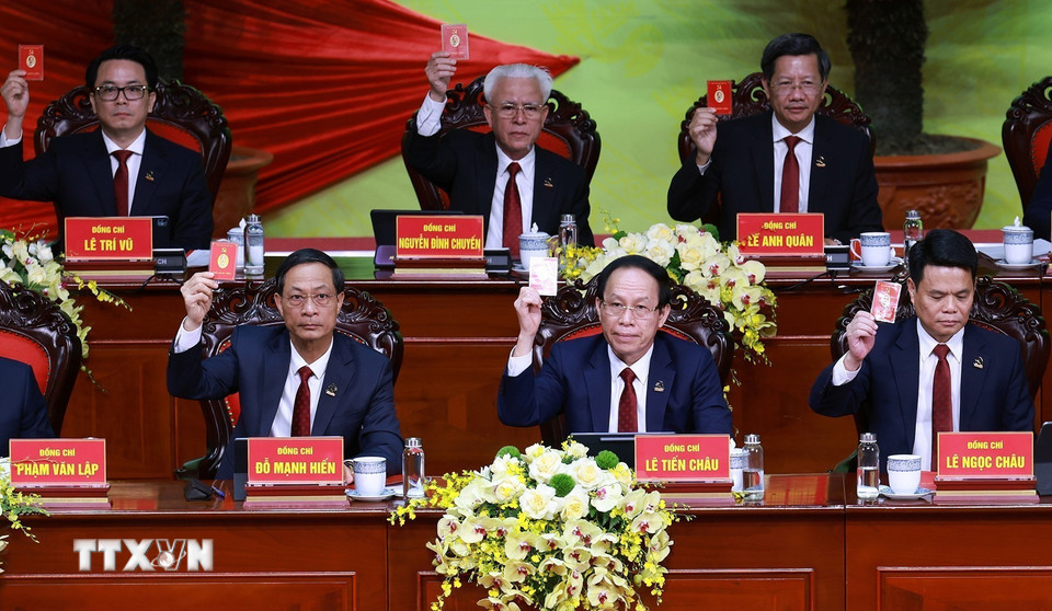 Đoàn Chủ tịch biểu quyết thông qua dự thảo Nghị quyết Đại hội và dự thảo Chương trình hành động thực hiện Nghị quyết Đại hội Đảng bộ thành phố lần thứ nhất. (Ảnh: Dương Giang/TTXVN)