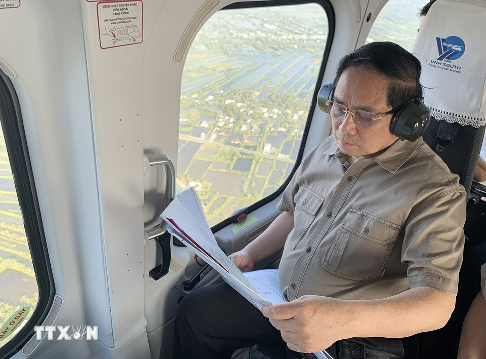 Thủ tướng Phạm Minh Chính thị sát tuyến đường bộ cao tốc Cà Mau-Đất Mũi, tuyến giao thông ra đảo Hòn Khoai và Cảng tổng hợp lưỡng dụng Hòn Khoai từ trực thăng. (Ảnh: Dương Giang/TTXVN)