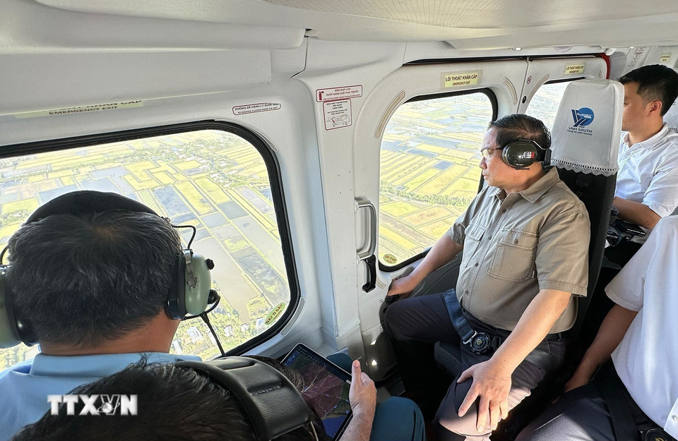 Thủ tướng Phạm Minh Chính thị sát tuyến đường bộ cao tốc Cà Mau-Đất Mũi, tuyến giao thông ra đảo Hòn Khoai và Cảng tổng hợp lưỡng dụng Hòn Khoai từ trực thăng. (Ảnh: Dương Giang/TTXVN)