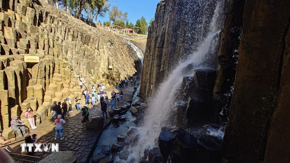 Dòng thác từ đập San Antonio Regla đổ xuống giữa các khe đá, tạo nên sự hòa quyện đặc biệt giữa đá và nước, làm tăng vẻ đẹp sinh động cho Prismas Basálticos. (Ảnh: Phi Hùng/TTXVN)