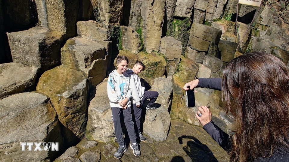 Hoàng hôn buông xuống Prismas Basálticos, ánh nắng cuối ngày nhuộm vàng các cột đá và mặt nước, khép lại một ngày yên bình tại Huasca de Ocampo – nơi thiên nhiên và con người cùng chung nhịp thở. (Ảnh: Phi Hùng/TTXVN)