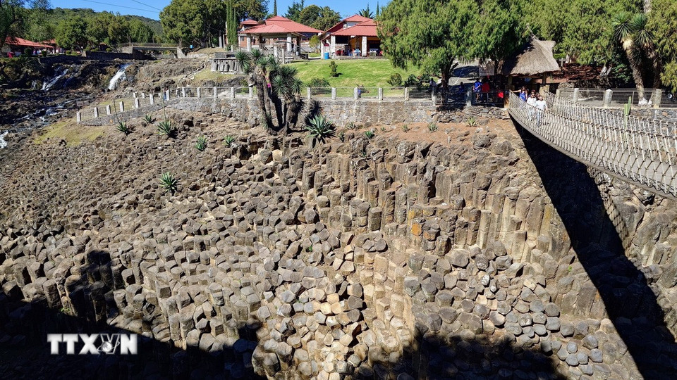 Prismas Basálticos nhìn từ trên cao, nơi hàng ngàn cột đá bazan xếp sát nhau thành bức tường thiên nhiên kỳ vĩ, được xem là một trong những hiện tượng địa chất tiêu biểu của Mexico. (Ảnh: Phi Hùng/TTXVN)