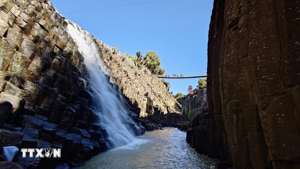 Dòng thác từ đập San Antonio Regla đổ xuống giữa các khe đá, tạo nên sự hòa quyện đặc biệt giữa đá và nước, làm tăng vẻ đẹp sinh động cho Prismas Basálticos. (Ảnh: Phi Hùng/TTXVN)