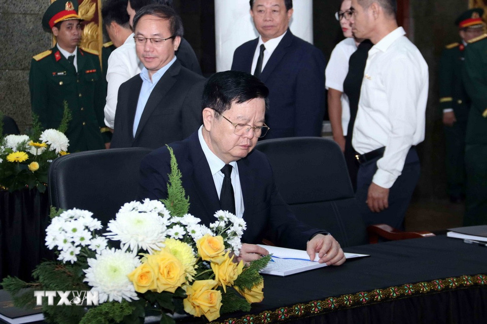 Ông Mai Văn Chính, Phó Thủ tướng Chính phủ, Trưởng đoàn đại biểu Chính phủ ghi sổ tang Đại tướng Lê Văn Dũng. (Ảnh: Xuân Khu/TTXVN)