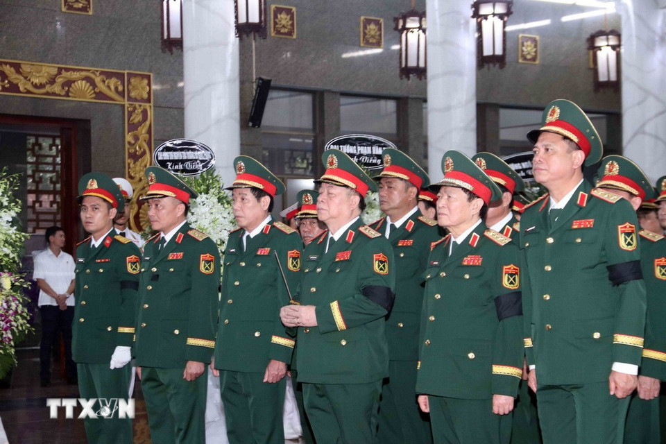 Đoàn đại biểu Quân ủy Trung ương do Đại tướng Nguyễn Trọng Nghĩa, Ủy viên Bộ Chính trị, Bí thư Trung ương Đảng, Chủ nhiệm Tổng cục Chính trị Quân đội nhân dân Việt Nam làm Trưởng đoàn viếng Đại tướng Lê Văn Dũng. (Ảnh: Xuân Khu/TTXVN)