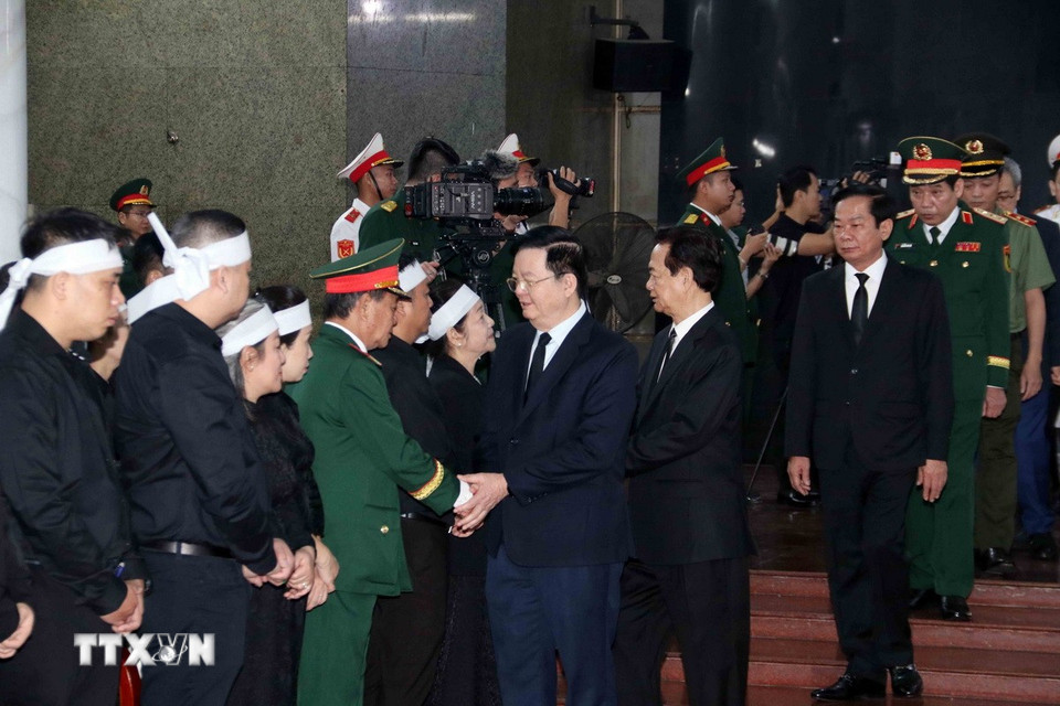 Đoàn đại biểu Chính phủ Phó Thủ tướng Mai Văn Chính dẫn đầu chia buồn cùng gia quyến Đại tướng Lê Văn Dũng. (Ảnh: Xuân Khu/TTXVN)