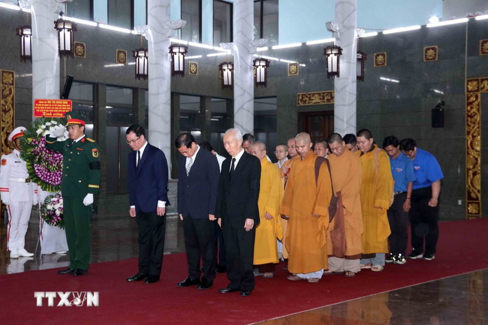 Đoàn đại biểu Ủy ban Trung ương MTTQ Việt Nam viếng Đại tướng Lê Văn Dũng. (Ảnh: Xuân Khu/TTXVN)