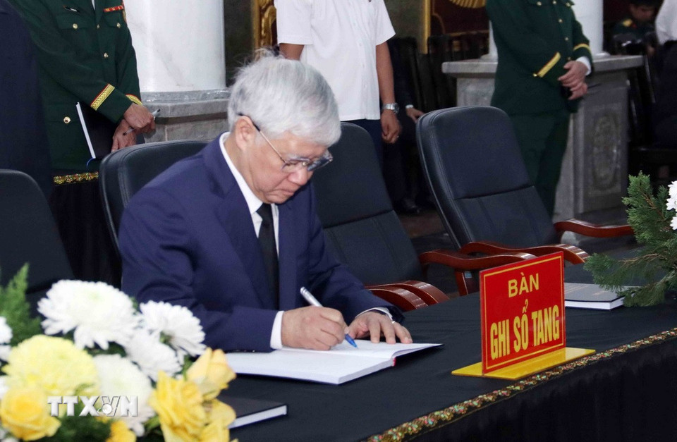 Ông Đỗ Văn Chiến, Ủy viên Bộ Chính trị, Phó Chủ tịch Thường trực Quốc hội, ghi sổ tang viếng Đại tướng Lê Văn Dũng. (Ảnh: Xuân Khu/TTXVN)