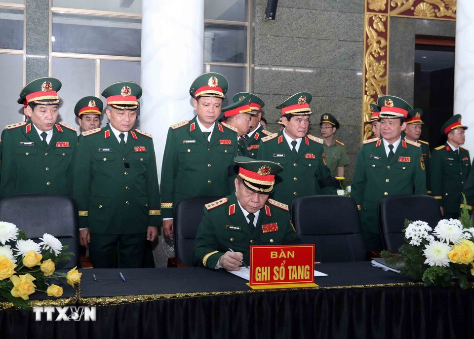 Đại tướng Nguyễn Trọng Nghĩa, Ủy viên Bộ Chính trị, Bí thư Trung ương Đảng, Chủ nhiệm Tổng cục Chính trị Quân đội nhân dân Việt Nam ghi sổ tang viếng Đại tướng Lê Văn Dũng. (Ảnh: Xuân Khu/TTXVN)