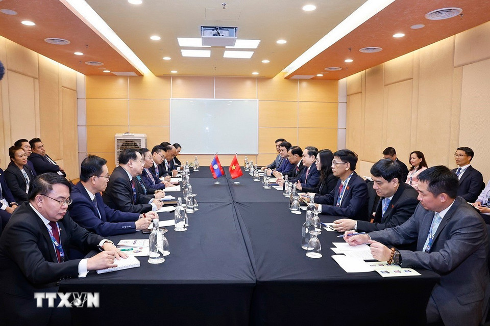 Chủ tịch Quốc hội Trần Thanh Mẫn gặp Phó Chủ tịch Quốc hội Lào Sounthone Xayachack. (Ảnh: Doãn Tấn/TTXVN)