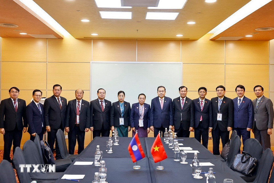 Chủ tịch Quốc hội Trần Thanh Mẫn với đại biểu. (Ảnh: Doãn Tấn/TTXVN)