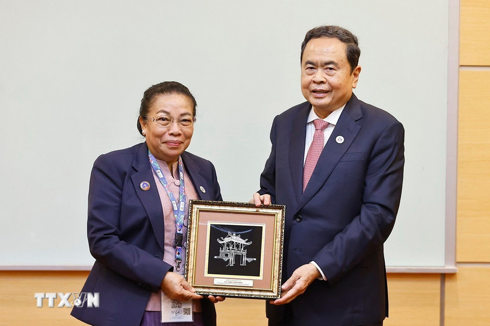 Chủ tịch Quốc hội Trần Thanh Mẫn tặng quà lưu niệm cho Phó Chủ tịch Quốc hội Lào Sounthone Xayachack. (Ảnh: Doãn Tấn/TTXVN)