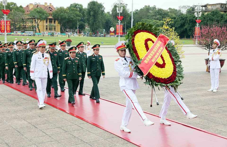 Đoàn đại biểu Quân ủy Trung ương - Bộ Quốc phòng vào Lăng viếng Chủ tịch Hồ Chí Minh. (Ảnh: Phạm Kiên/TTXVN)