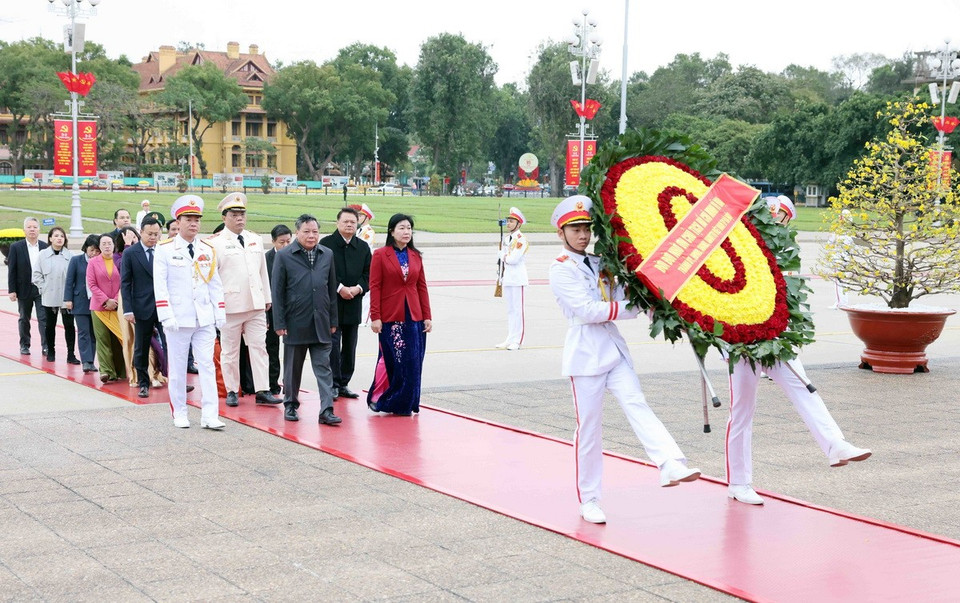 Đoàn đại biểu Thành ủy, Hội đồng Nhân dân, Ủy ban Nhân dân, Mặt trận Tổ quốc Việt Nam thành phố Hà Nội vào Lăng viếng Chủ tịch Hồ Chí Minh. (Ảnh: Phạm Kiên/TTXVN)