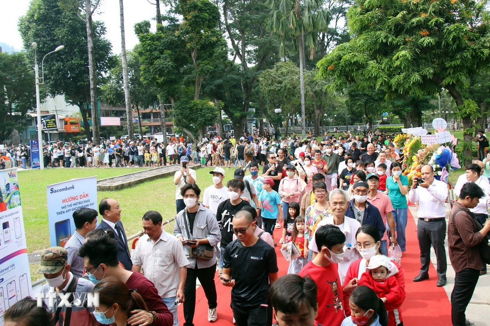 Gần 11 giờ ngày 22/12/2024, hàng ngàn người vẫn phải xếp hàng dài dưới nắng chờ tới lượt vào nhà ga Bến Thành. (Ảnh: Tiến Lực/TTXVN)