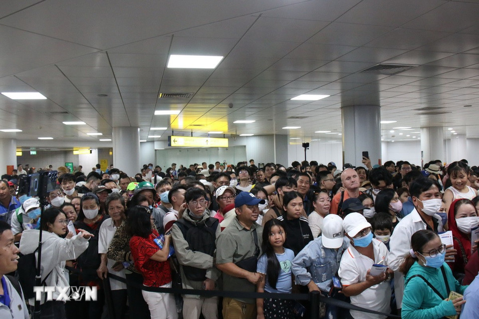 Nhà ga Bến Thành luôn tấp nập hành khách sáng 22/12/2024. (Ảnh: Tiến Lực/TTXVN)