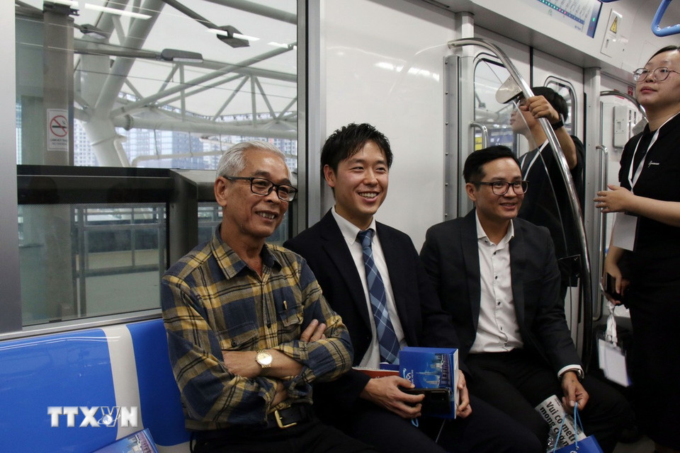 Ông Huỳnh Văn Nghĩa (áo caro, 59 tuổi, ngụ thành phố Thủ Đức), một trong những hành khách đầu tiên đi tàu metro sau khi công bố vận hành chính thức. (Ảnh: Tiến Lực/TTXVN)