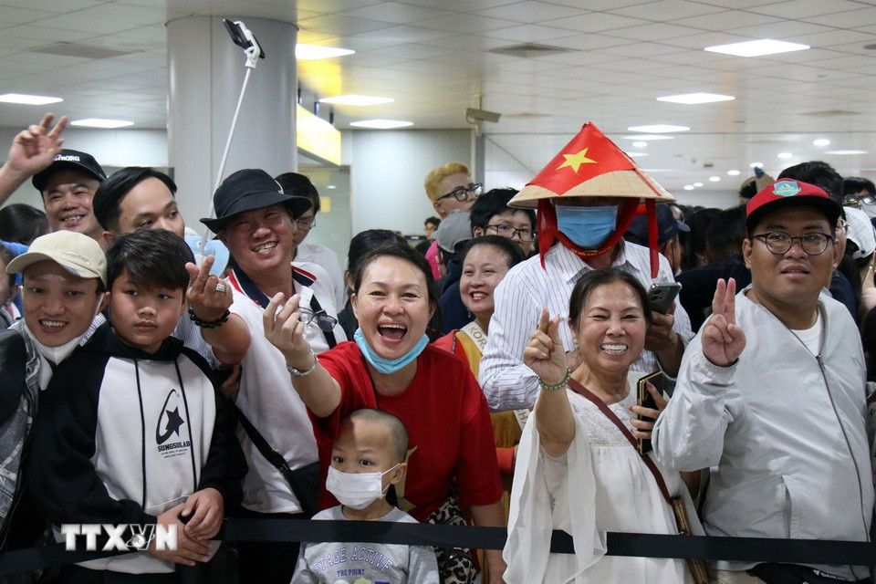 Người dân và du khách hào hứng chờ tới lượt lên tàu metro Bến Thành-Suối Tiên. (Ảnh: Tiến Lực/TTXVN)