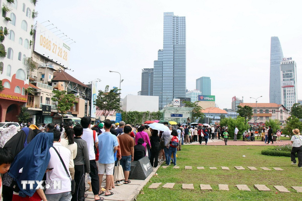 Người dân xếp hàng trước lối vào số 2 tại ga trung tâm Bến Thành. (Ảnh: Tiến Lực/TTXVN)