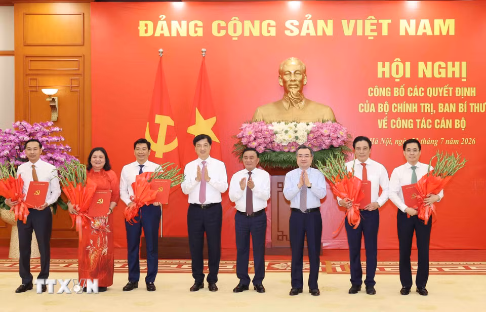 Đồng chí Trần Cẩm Tú, Ủy viên Bộ Chính trị, Thường trực Ban Bí thư trao các Quyết định của Bộ Chính trị, Ban Bí thư về công tác cán bộ. (Ảnh: Phương Hoa/TTXVN)