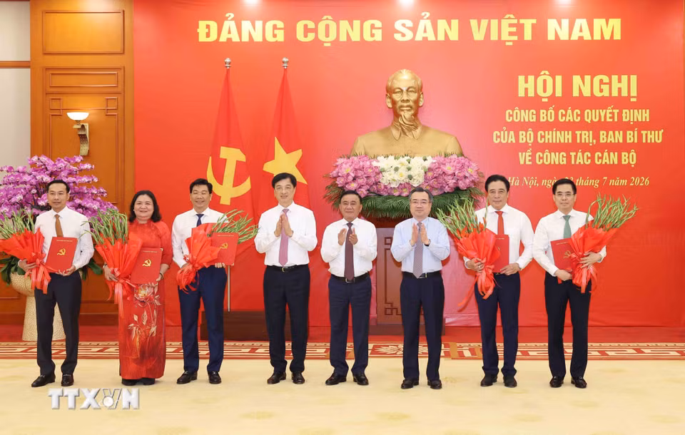 Đồng chí Trần Cẩm Tú, Ủy viên Bộ Chính trị, Thường trực Ban Bí thư trao Quyết định của Bộ Chính trị, Ban Bí thư về công tác cán bộ. (Ảnh: Phương Hoa/TTXVN)