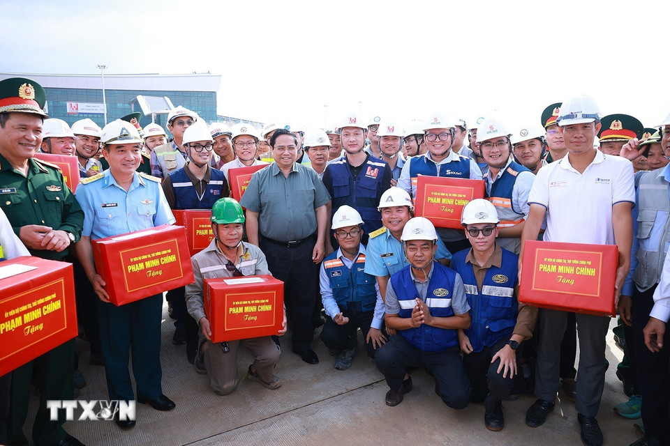 Thủ tướng Phạm Minh Chính tặng quà các đơn vị thi công Dự án cảng hàng không quốc tế Long Thành. (Ảnh: Dương Giang/TTXVN)