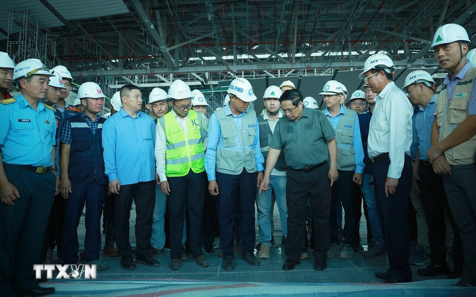 Thủ tướng Phạm Minh Chính kiểm tra thi công các hạng mục Dự án cảng hàng không quốc tế Long Thành. (Ảnh: Dương Giang/TTXVN)