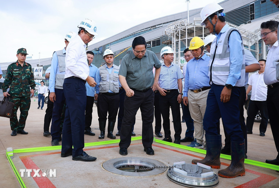 Thủ tướng Phạm Minh Chính kiểm tra thi công các hạng mục Dự án cảng hàng không quốc tế Long Thành. (Ảnh: Dương Giang/TTXVN)
