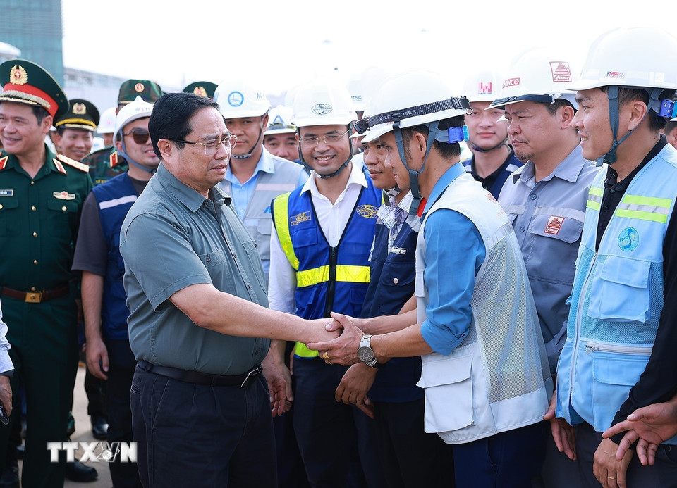 Thủ tướng Phạm Minh Chính với kỹ sư, công nhân thi công Dự án cảng hàng không quốc tế Long Thành. (Ảnh: Dương Giang/TTXVN)
