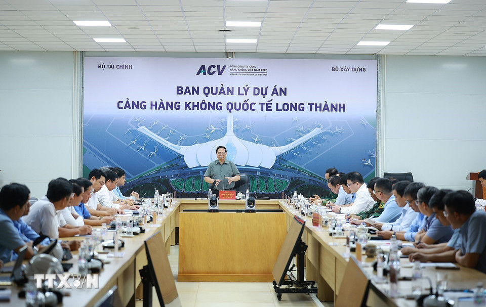 Thủ tướng Phạm Minh Chính làm việc với các nhà thầu, đơn vị thi công Dự án cảng hàng không quốc tế Long Thành. (Ảnh: Dương Giang/TTXVN)