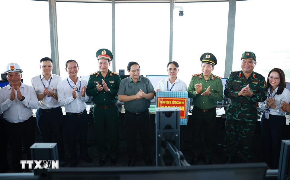 Thủ tướng Phạm Minh Chính tặng quà cho cán bộ, nhân viên cảng hàng không quốc tế Long Thành. (Ảnh: Dương Giang/TTXVN)