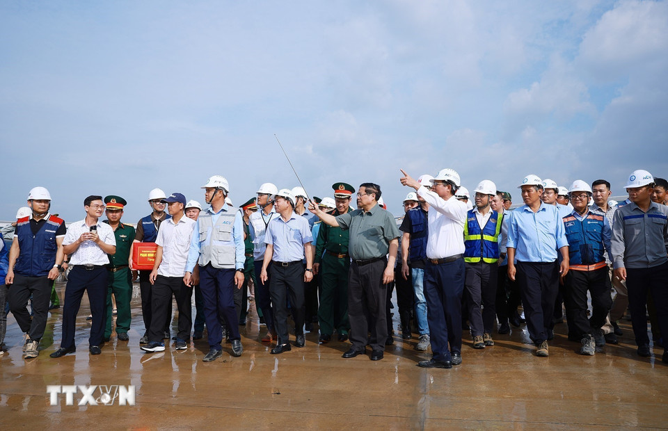 Thủ tướng Phạm Minh Chính kiểm tra đường lăn, bãi đỗ tàu bay Dự án cảng hàng không quốc tế Long Thành. (Ảnh: Dương Giang/TTXVN)