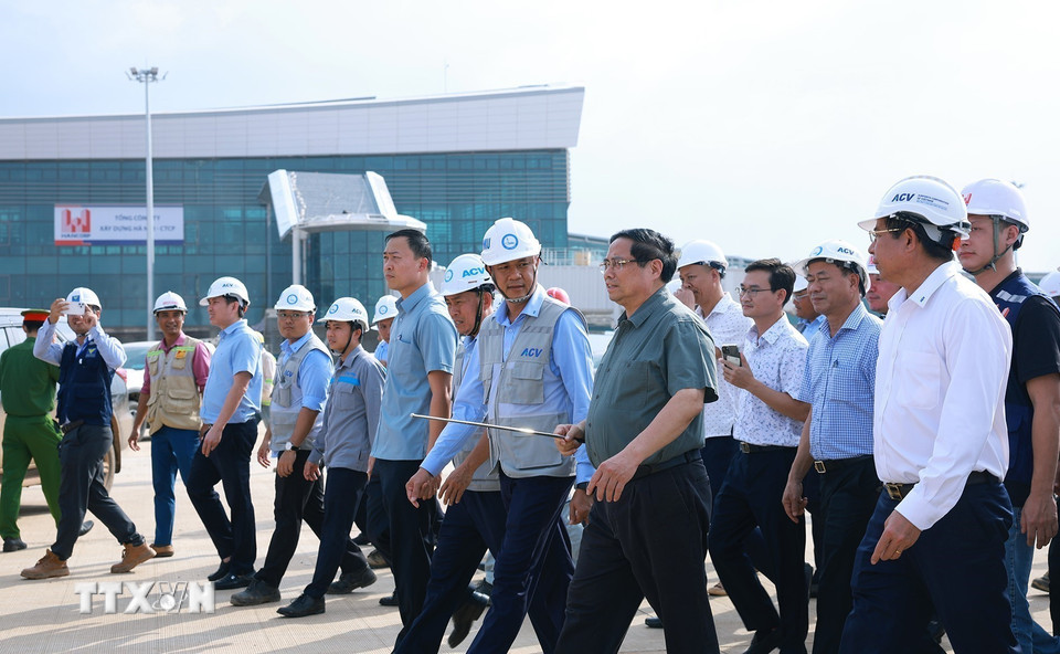 Thủ tướng Phạm Minh Chính kiểm tra đường lăn, bãi đỗ tàu bay Dự án cảng hàng không quốc tế Long Thành. (Ảnh: Dương Giang/TTXVN)