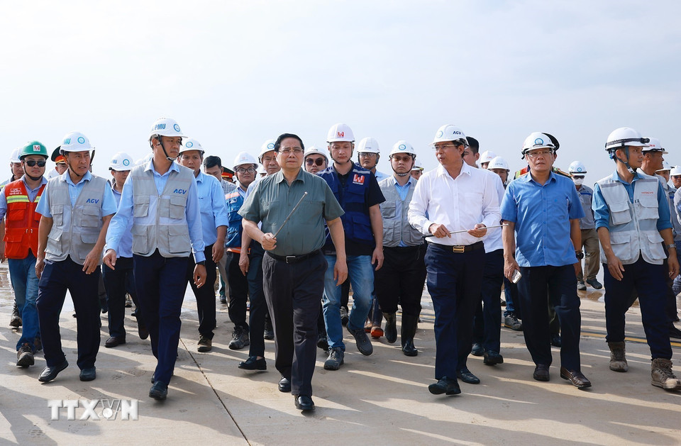 Thủ tướng Phạm Minh Chính kiểm tra đường lăn, bãi đỗ tàu bay Dự án cảng hàng không quốc tế Long Thành. (Ảnh: Dương Giang/TTXVN)