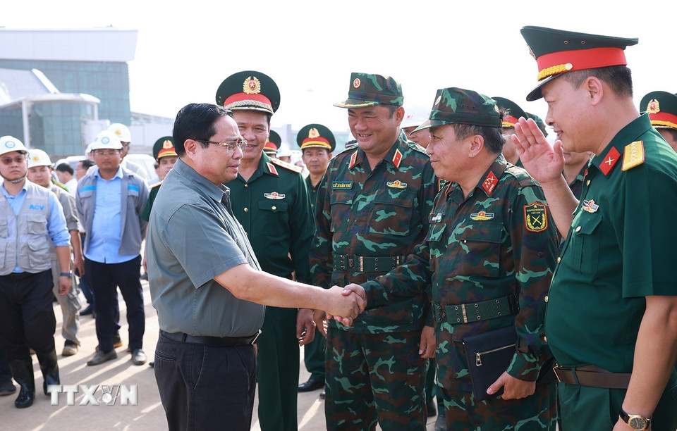 Thủ tướng Phạm Minh Chính với các đơn vị thi công Dự án cảng hàng không quốc tế Long Thành. (Ảnh: Dương Giang/TTXVN)