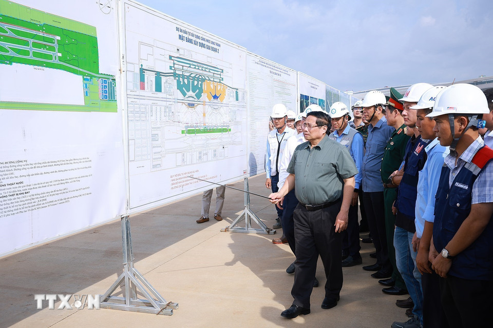 Thủ tướng Phạm Minh Chính đến kiểm tra tiến độ thi công các hạng mục Dự án cảng hàng không quốc tế Long Thành. (Ảnh: Dương Giang/TTXVN)
