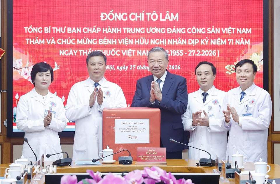 Tổng Bí thư Tô Lâm tặng quà cho cán bộ, Bác sỹ, nhân viên y tế Bệnh viện Hữu nghị. (Ảnh: Thống Nhất/TTXVN)