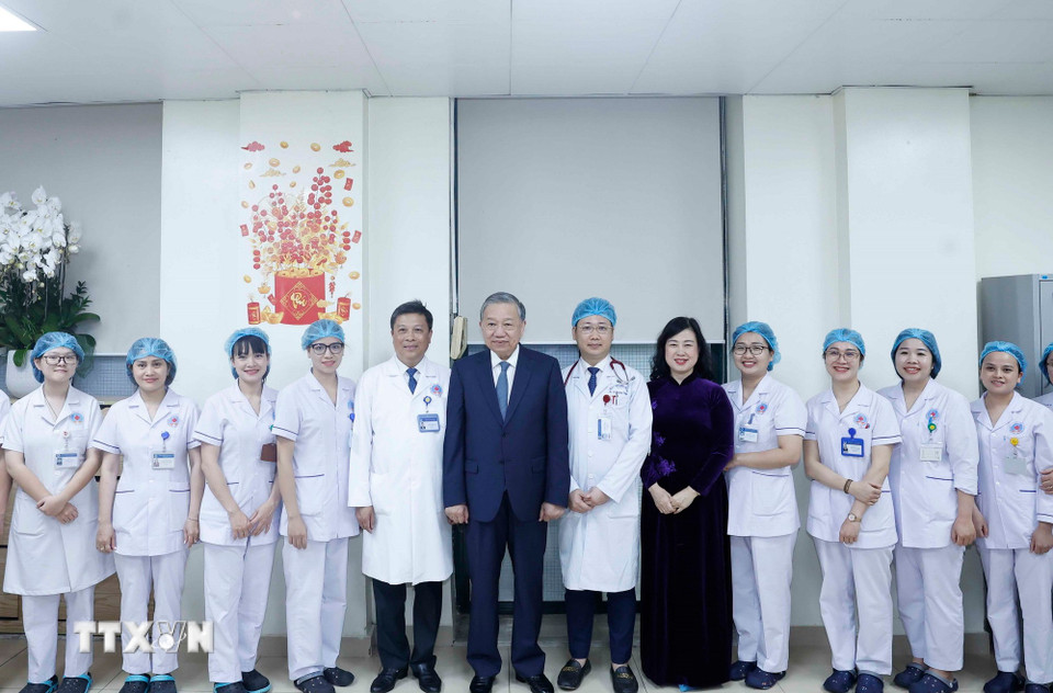 Tổng Bí thư Tô Lâm với cán bộ, Bác sỹ, nhân viên y tế Bệnh viện Hữu nghị. (Ảnh: Thống Nhất/TTXVN)