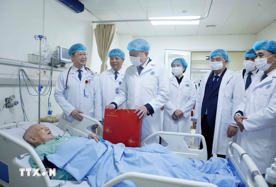 Tổng Bí thư Tô Lâm thăm hỏi và tặng quà cho bệnh nhân đang điều trị tại bệnh viện. (Ảnh: Thống Nhất/TTXVN)