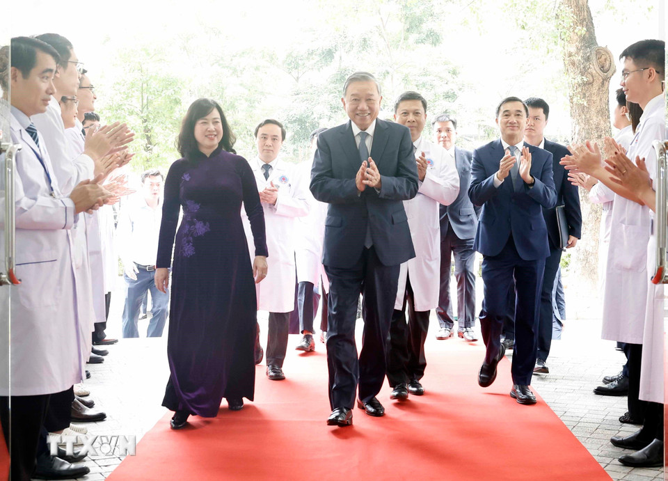 Nhân dịp kỷ niệm 71 năm Ngày Thầy thuốc Việt Nam (27/2/1955-27/2/2026), chiều 27/2/2026, tại Hà Nội, Tổng Bí thư Tô Lâm đến thăm, chúc mừng cán bộ, nhân viên y tế Bệnh viện Hữu nghị. (Ảnh: Thống Nhất/TTXVN)