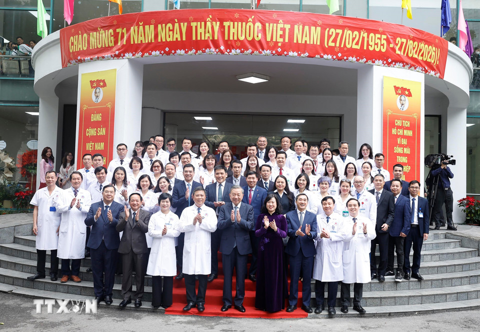 Tổng Bí thư Tô Lâm với cán bộ, Bác sỹ, nhân viên y tế Bệnh viện Hữu nghị. Ảnh: Thống Nhất – TTXVN
