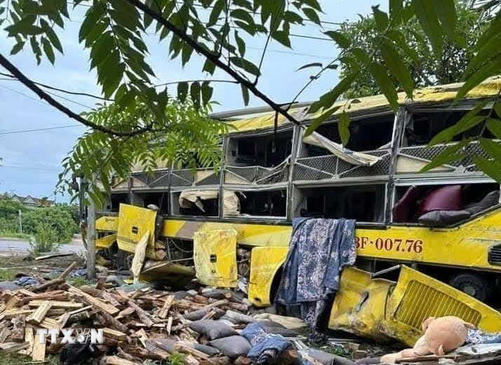 Xe khách bị hư hỏng nghiêm trọng, 9 người tử vong và 15 người khác bị thương. (Ảnh: TTXVN phát)