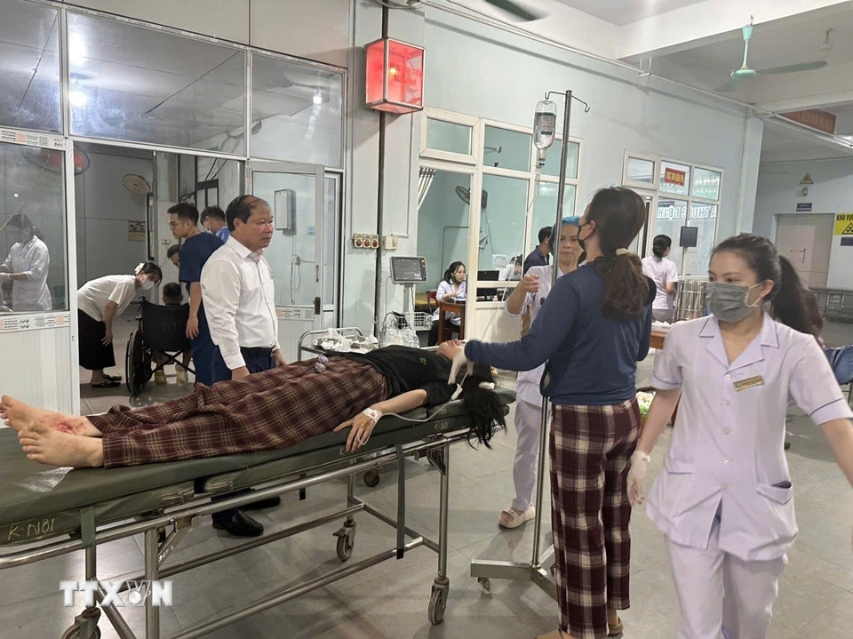 Các nạn nhân bị thương đang được điều trị tại Bệnh viện đa khoa Thị xã Kỳ Anh. (Ảnh: TTXVN phát)