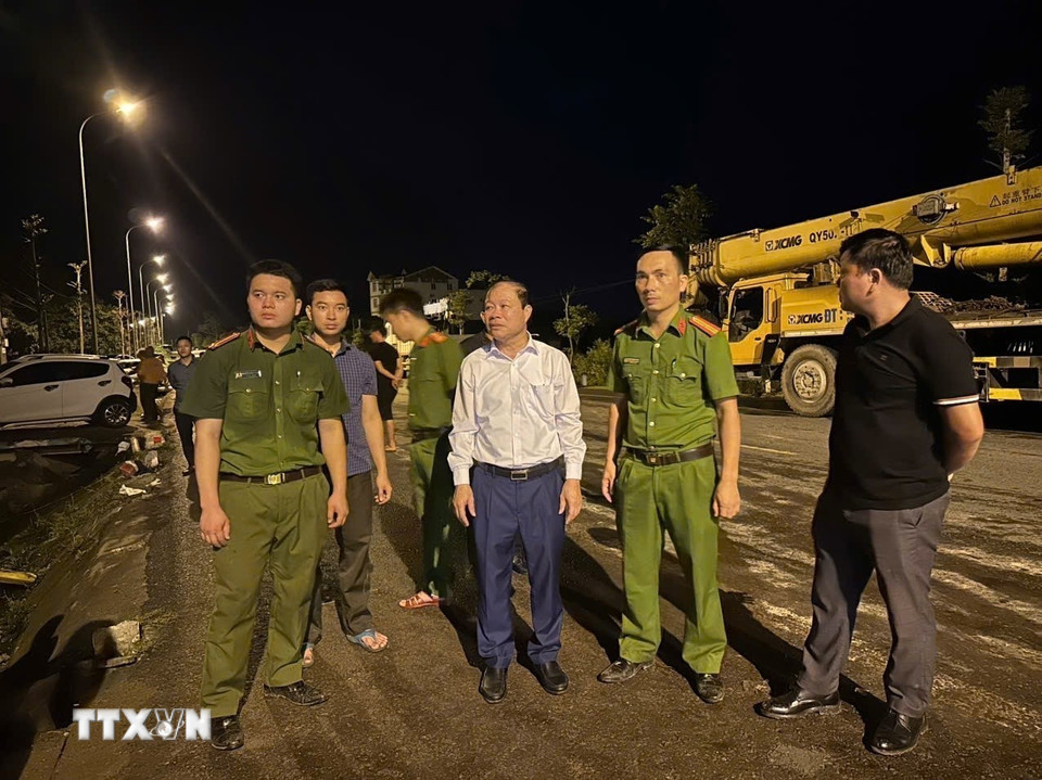 Lực lượng chức năng phường Sông Trí có mặt cứu nạn, bảo vệ hiện trường và điều tra làm rõ nguyên nhân vụ việc. (Ảnh: TTXVN phát)