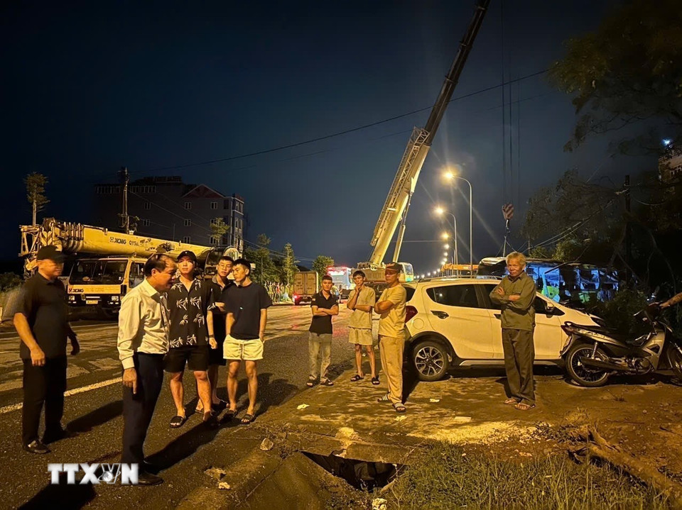 Lực lượng chức năng phường Sông Trí có mặt cứu nạn, bảo vệ hiện trường và điều tra làm rõ nguyên nhân vụ việc. (Ảnh: TTXVN phát)