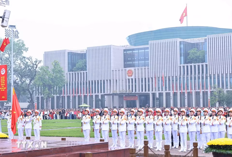 Khoảnh khắc thiêng liêng tại Lễ chào cờ kỷ niệm 50 năm Ngày Giải phóng miền Nam thống nhất đất nước trên Quảng trường Ba Đình. (Ảnh: Minh Đức/TTXVN)