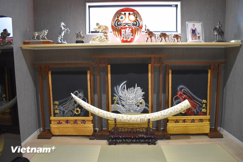 Ba chiếc tạp dề Kesho-mawashi truyền thống của cựu võ sỹ Sumo Kyokutenhō Masaru, đại sư phụ của võ đường Oshimabeya, người từng vô địch giải đấu Sumo năm 2012. (Ảnh: Nguyễn Tuyến- Phạm Tuân-Xuân Giao/Vietnam+)